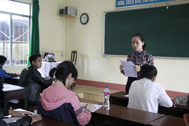 Giám thị phổ biến quy chế thi. (Ảnh: Thúy Diễm)