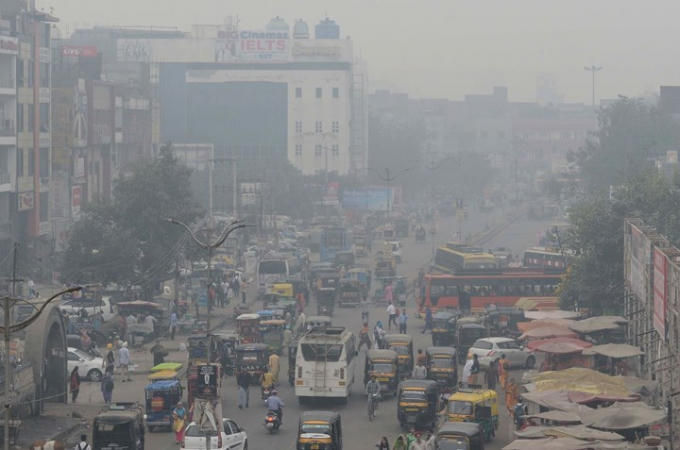 Các phương tiện giao thông lưu thông trên con đường đầy khói bụi ở New Delhi ngày 1/11/2018. Ảnh: Getty