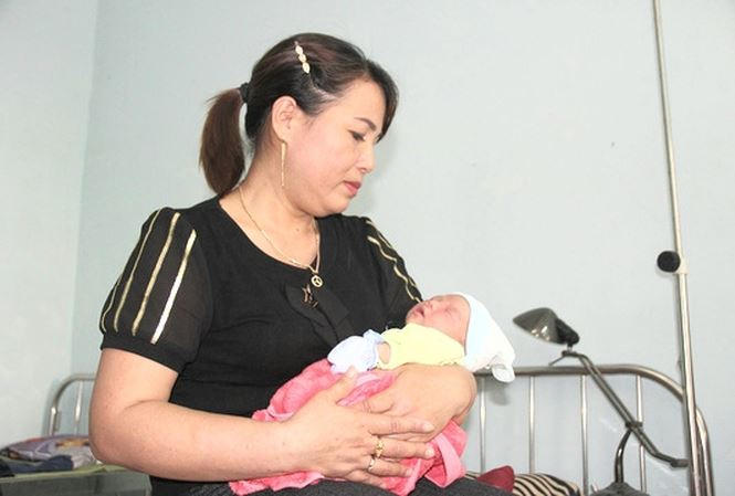 Bé gái sơ sinh bị bỏ rơi.
