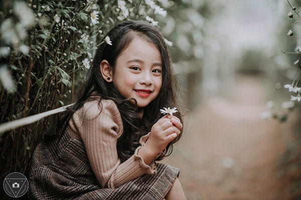 “Tiểu Chi Pu” khiến cư dân mạng sôi sùng sục với bộ ảnh chụp cùng cúc họa mi được đánh giá là đẹp nhất mùa