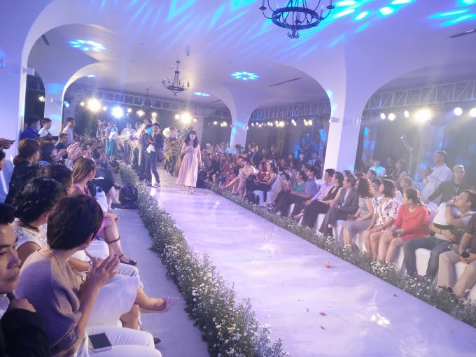 Choáng ngợp bởi những bộ trang phục làm từ hoa và vật liệu khô