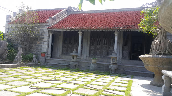 Chủ nhân của ngôi nhà độc đáo này là bà Đinh Thị Long (78 tuổi). Theo bà Long cho biết, ông nội của chồng bà là cụ Lương Văn Xiển. Cụ từng là một trong những thợ chế tác đá giỏi có tiếng trong làng và được mời tham gia và xây dựng ngôi nhà thờ đá Phát Diệm (Kim Sơn, Ninh Bình) nổi tiếng khắp cả nước.