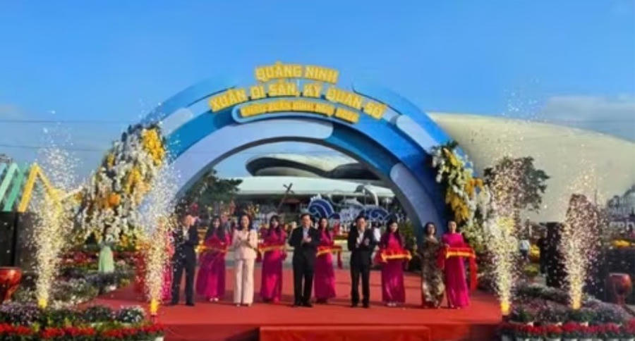 Các đại biểu cắt băng khai mạc "Đai lộ hoa và công nghệ ánh sáng".