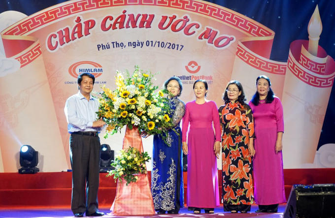 Đồng chí Hoàng Dân Mạc - Bí thư tỉnh Ủy tặng hoa chúc mừng Hội khuyến học Đất Tổ nhân dịp kỷ niệm 21 năm thành lập Hội khuyến học Việt Nam.