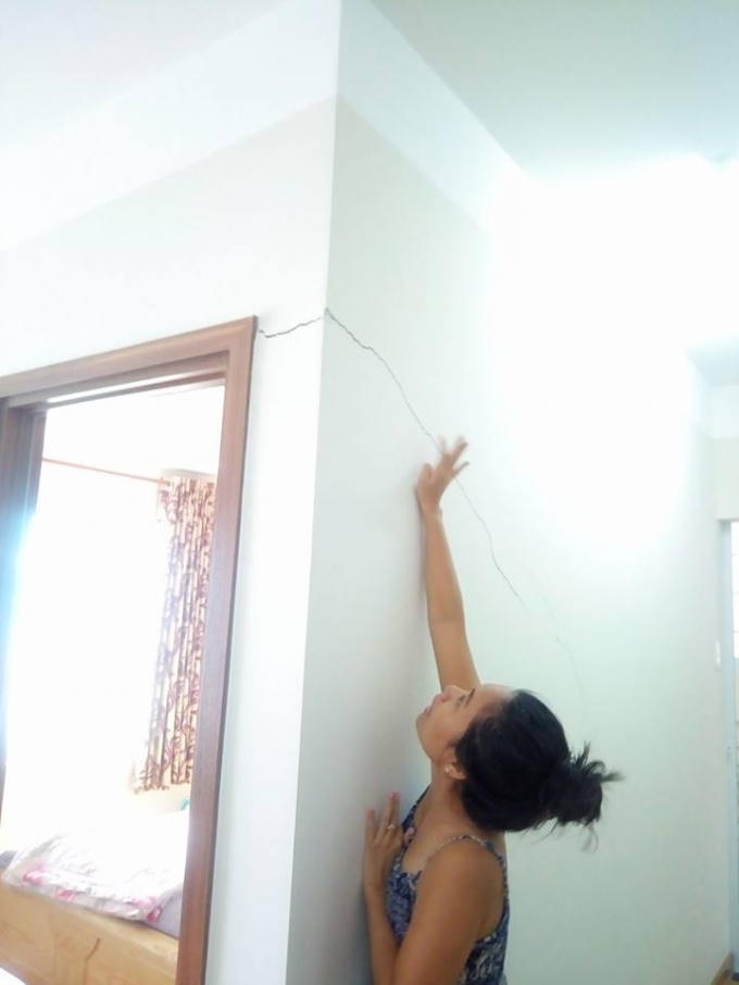 Những vết nứt khiến chị Hồng không khỏi hoài nghi về chất lượng công trình.