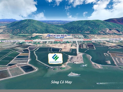 Ảnh chụp từ vệ tinh cho thấy dự án nằm cách xa quốc lộ 44a, xung quanh là ruộng muối