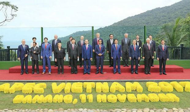 Các nhà Lãnh đạo kinh tế APEC chụp ảnh kỷ niệm chung.