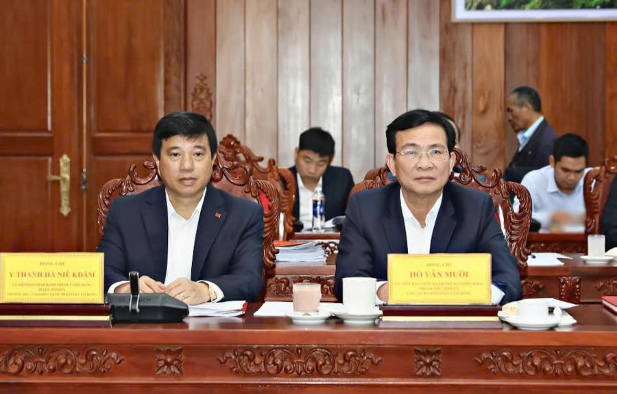 Ông Y Thanh Hà Niê Kđăm, Ủy viên Trung ương Đảng, Bí thư Tỉnh ủy và ông Hồ Văn Mười, Chủ tịch UBND tỉnh tại buổi làm việc Ảnh: Báo Lâm Đồng