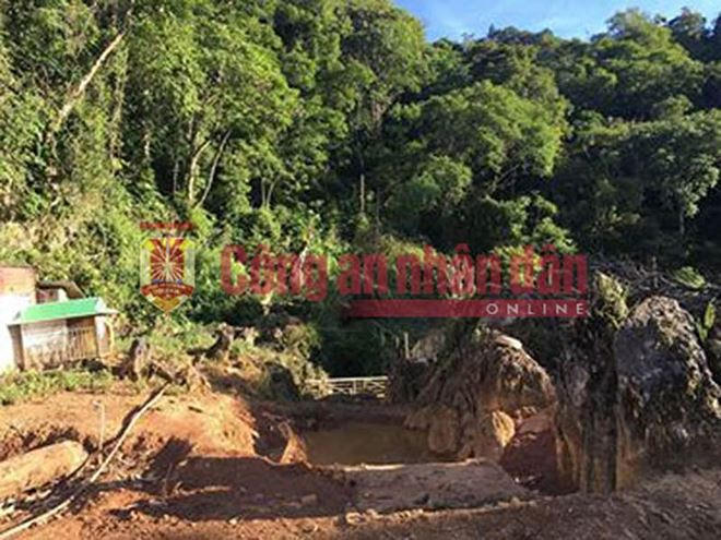 Phía sau căn nhà là đường thoát hiểm lên rừng