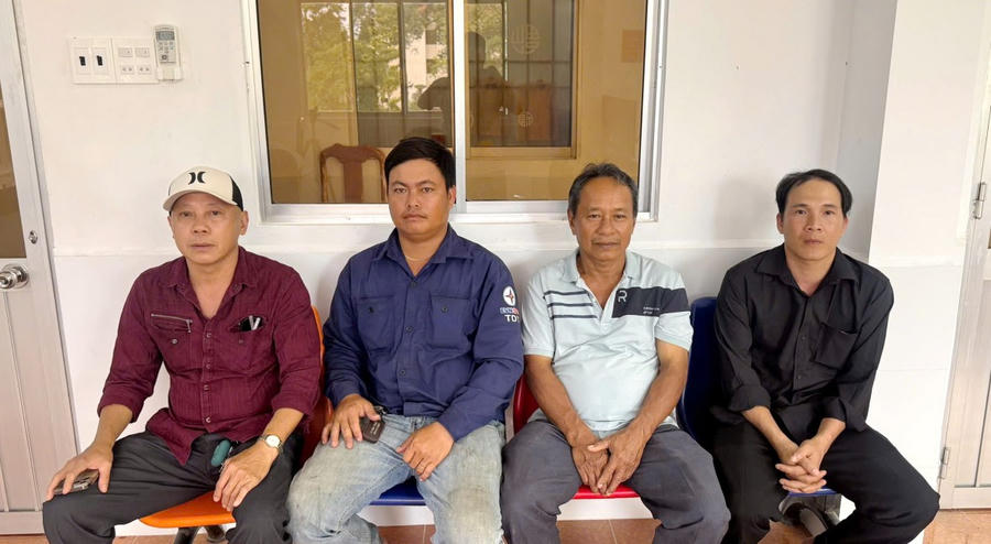 Người dân đến làm thủ tục cấp đổi Giấy phép lái xe trong ngày tại Phòng Cảnh sát giao thông Công an tỉnh Cà Mau.