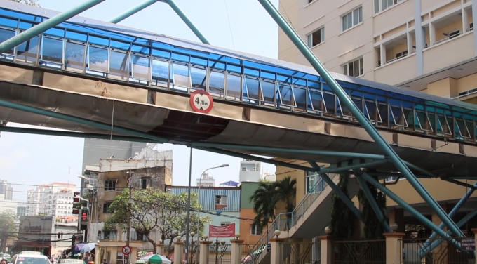 Cầu bộ hành trước cổng viện Từ Dũ rất ít người sử dụng.