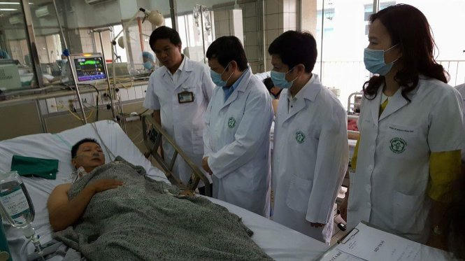 Thứ trưởng Bộ Y tế Nguyễn Viết Tiến thăm bệnh nhân bị tai biến sáng nay. (Ảnh: Quỳnh Liên)