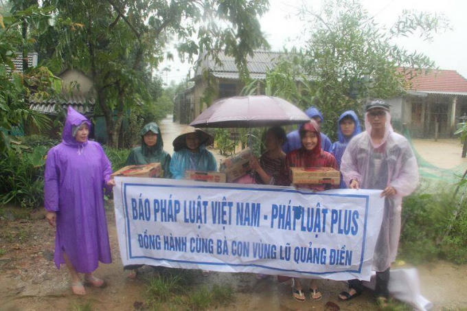 Pháp luật Plus đồng hành với bà con vùng lũ Quảng Điền ngay trong lúc bà con đang bị “ngâm” trong lũ...