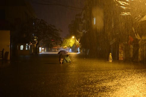 Khu vực Hà Nội trời mưa và trở lạnh từ rạng sáng ngày 10/10.