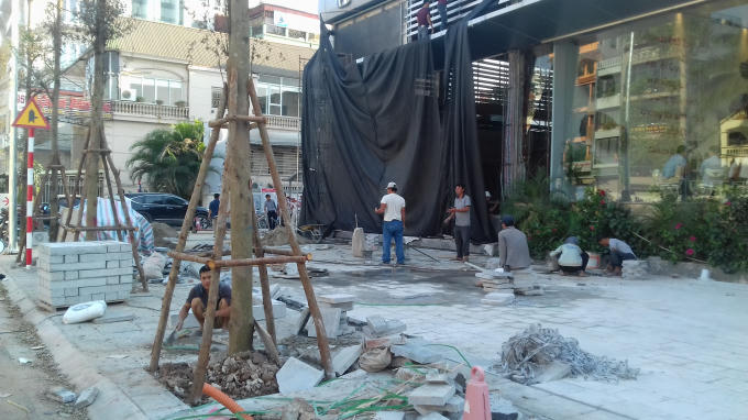 Công nhân đang hoàn tất các hạng mục như vỉa hè, trồng cây xanh, cắm biển báo giao thông...