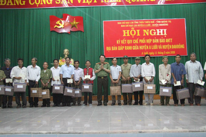 Đại tá Lê Quốc Hùng Giám đốc Công an tỉnh Thừa Thiên Huế tặng quà cho 19 già làng và trưởng bản.