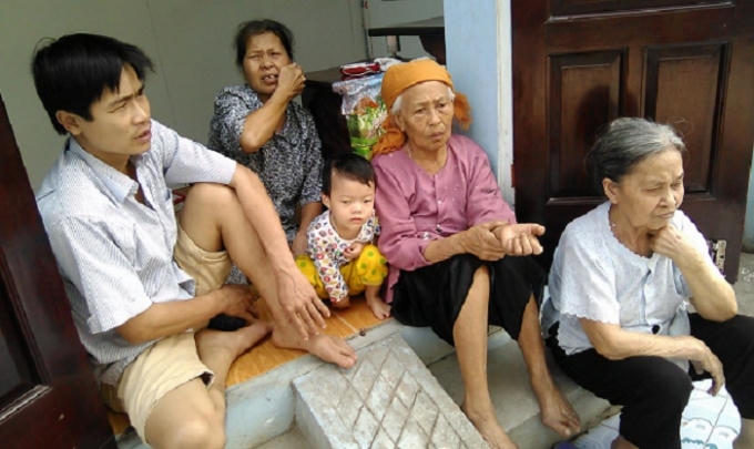 Gia đình bà Lâm Thị Oanh bức xúc trước tình trạng nước sông Nhuệ ngày một ô nhiễm nặng nề.