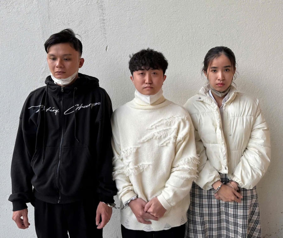 Trần Lâm Huy, Nguyễn Hữu Huy và Trương Thị Thuỳ Dung – nhân viên của Lê Long Việt – quản lý Khu kinh doanh dịch vụ spa, massge khách sạn Samdi.