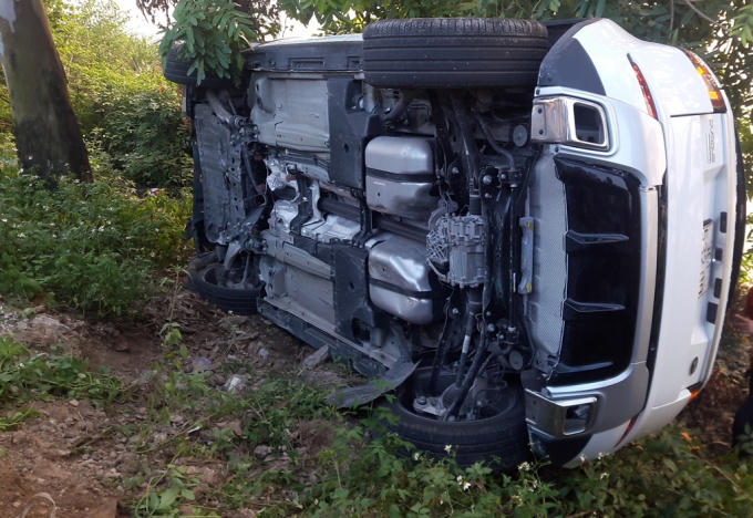 Chiếc xe Range Rover  mới cóng nằm phơi bụng bên quốc lộ.