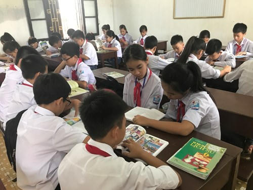 Các em học sinh tranh thủ thời gian cuối giờ để đọc sách.