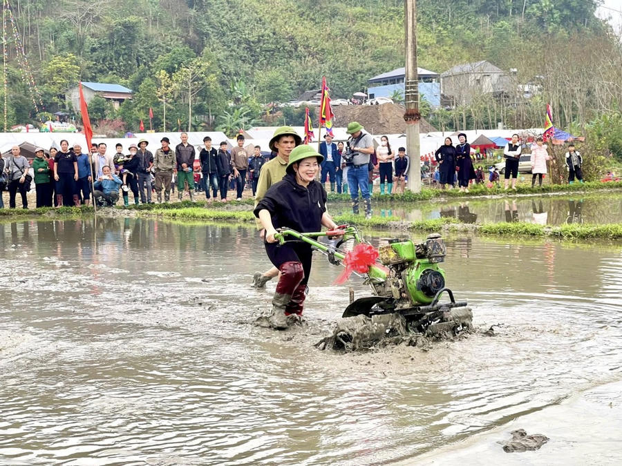 Bà Ma Thị Mận - Bí thư Đảng ủy, Chủ tịch HĐND xã trực tiếp xuống đồng, cầm cày và thực hiện nghi lễ "đường cày đầu năm".