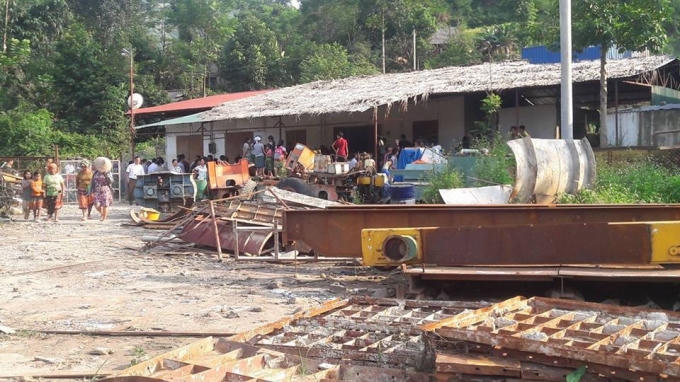 Người nhà nạn nhân và người dân kéo đến trụ sở thủy điện Vực Tuần (ảnh Tây Bắc 24h).