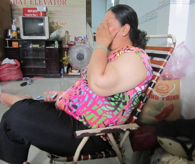 Bà nội nạn nhân bật khóc thuật lại sự việc.