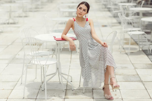 Trên nền vải chiffon, tendy, voan mỏng…Các thiết kế trong BST mang đến vẻ dịu dàng, phóng khoáng cho mùa hè này .Gam màu đen trắng đơn sắc xen kẽ tạo nên tổng thể màu sắc hài hóa cho bộ sưu tâp.