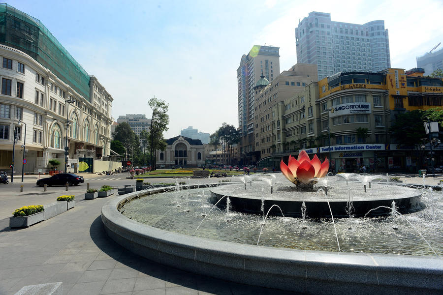 Mặt bằng phía trước Nhà hát TP cũng được hoàn trả, thiết lập mảng xanh, hoa cảnh.