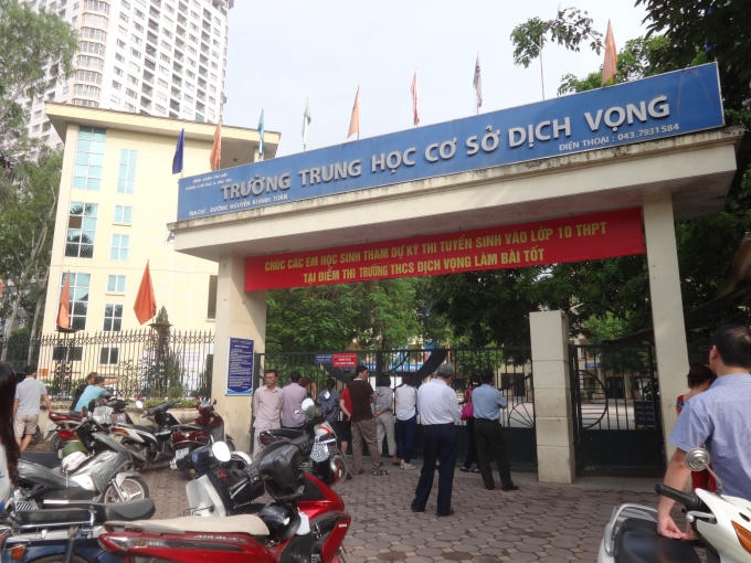 Tại trường THCS Dịch Vọng (Cầu Giấy, Hà Nội), ngay từ 7h30p  sáng, khi các em học sinh vào phòng thi, nhiều phụ huynh vẫn đứng chờ ngoài cổng.