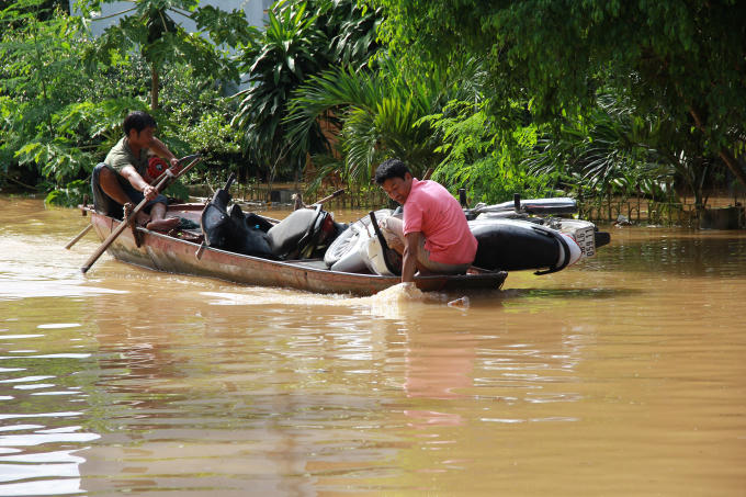 V&agrave;o v&ugrave;ng rốn lũ s&ocirc;ng Bưởi: Hơn ngh&igrave;n người cầm cự giữa m&ecirc;nh m&ocirc;ng biển nước