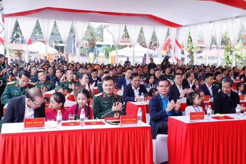 Các em học sinh cùng các đại biểu dự lễ khởi công dự án Trường liên cấp Cẩm Thạch - Ảnh: Nhật Bắc