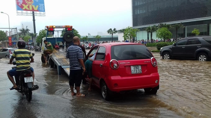 Xe cứu hộ lần lượt di dời những chiếc xe chết máy bởi dòng nước lũ.