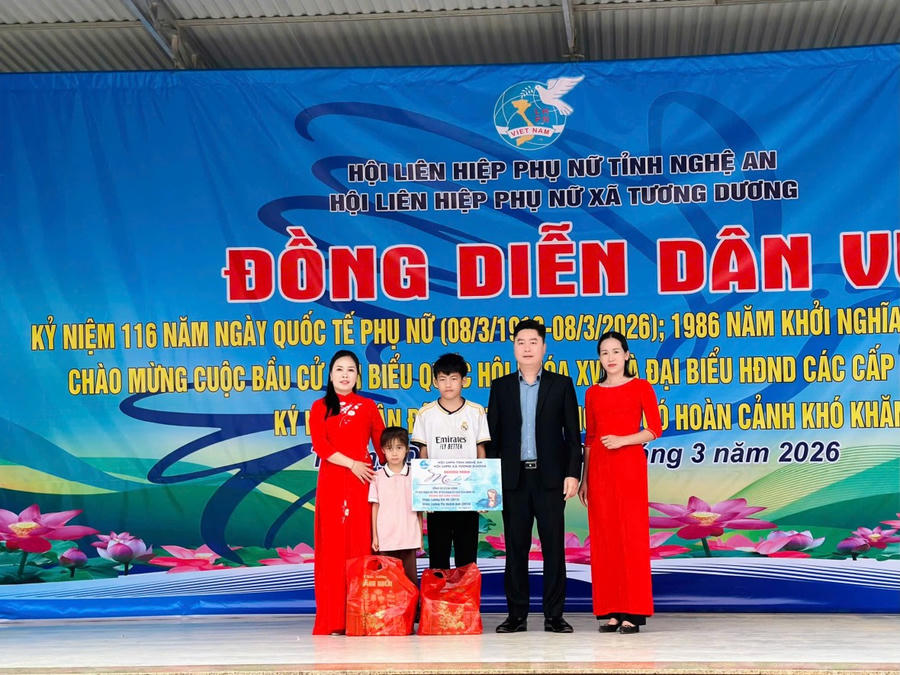 Bí thư Đảng ủy xã Tương Dương Lê Văn Lương nhận đỡ đầu 2 trẻ em mồ côi trên địa bàn.