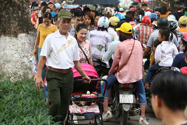 Nhiều người ra vào không có ý thức xếp hàng dẫn đến tình trạng chen lấn, người ra không có lối đi, nhiều trẻ nhỏ tỏ vẻ mệt mỏi vì phải chen lấn cùng gia đình.