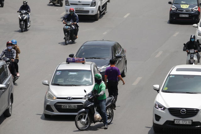 Một vụ va trạm giao thông trên đường Trần Duy Hưng. Giữa trưa nắng, không để lại hậu quả nặng nên mọi người nhanh chóng di chuyển.