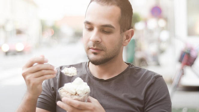 Đàn ông ăn nhiều đồ ngọt sẽ làm tăng nguy cơ mắc trầm cảm. Ảnh: minh họa