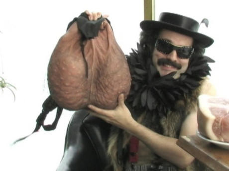 Anh nảy ra ý tưởng thiết kế khi được đoàn phim Hollywood yêu cầu may một chiếc cặp đặc biệt hợp với cảnh phim