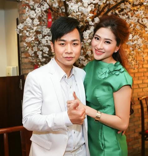 Nam ca sĩ Quách Tuấn Du diện vest trắng lịch lãm đến chúc mừng sinh nhật người em thân thiết.
