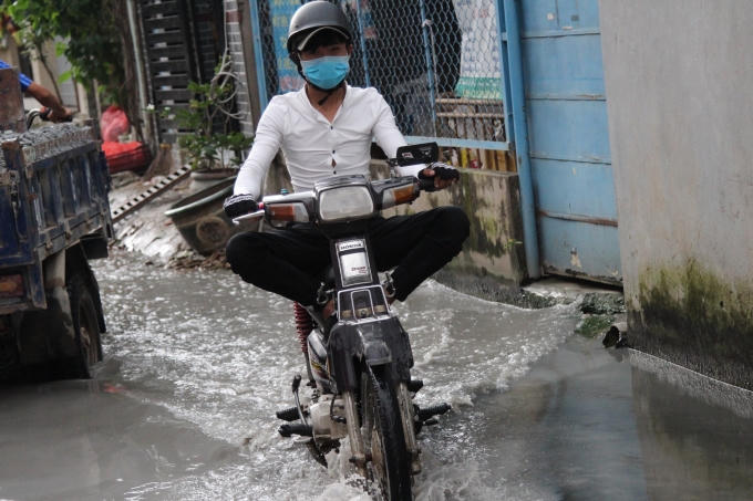 Đi xe máy qua các vũng nước thì chân phải.... gác thật cao.