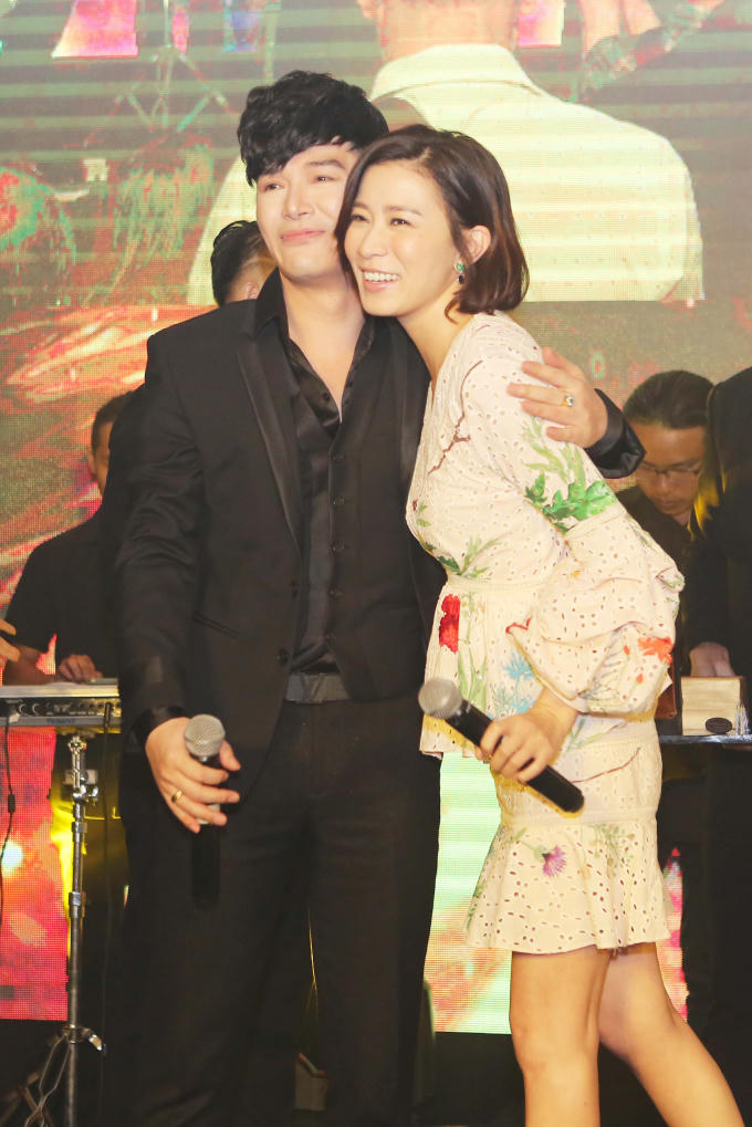 Nathan Lee đeo nhẫn kim cương trị giá hơn 8 tỷ đồng tới mừng Lý Nhã Kỳ ra mắt tiệm kim cương mới