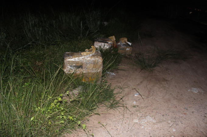 Các đối tượng thấy lực lượng chức năng đã nhanh chóng vứt đồ bỏ chạy