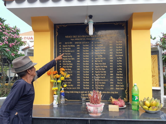 Ông Năm bên bia ghi danh 35 liệt sĩ ngã xuống