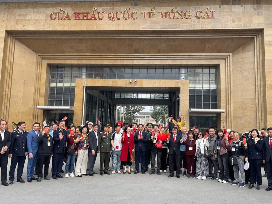 Lãnh đạo, lực lượng chức năng và du khách chụp ảnh lưu niệm tại khu vực trước nhà kiểm soát Cửa khẩu quốc tế Móng Cái dịp đầu Xuân Bính Ngọ.