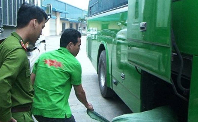 Lực lượng chức năng kiểm tra, bắt giữ số lượng lớn mỡ lợn không rõ nguồn gốc xuất xứ.