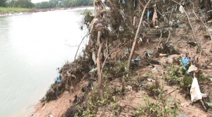 Việc sạt lở diễn ra tại bờ sông Trường là hoàn toàn đúng.