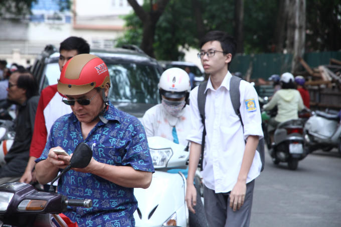 Gần 900.000 thí sinh bước vào buổi thi THPT quốc gia đầu tiên