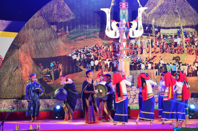 Nghi thức dựng cây Nêu mở màn chương trình của ngày hội tại huyện miền núi Tây Giang.