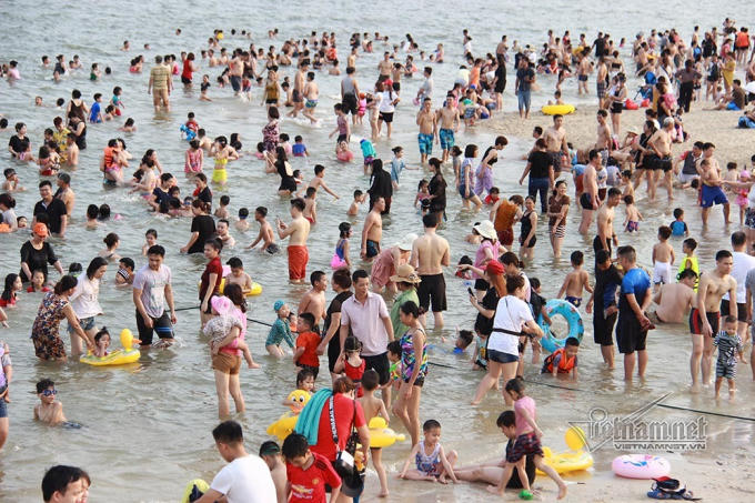 Hơn 1km đường dẫn vào bãi tắm chật kín người