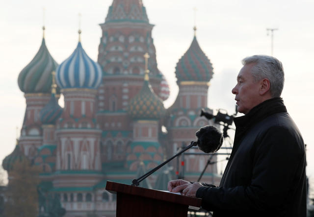 Thị trưởng Moscow Sergei Sobyanin có bài phát biểu ca ngợi sự kiện Cách mạng Tháng Mười Nga cũng như cuộc duyệt binh lịch sử năm 1941.